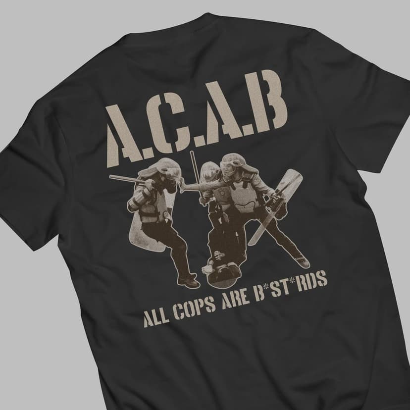 Pernyataan lantang! Kenakan sikap anti-otoritasmu dengan desain statement ini. Urban dan edgy, cocok untuk menyuarakan protes di jalanan.